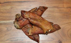 Wholesome dog food: Delicious and nutritious pig trotters, packed with essential nutrients for your canine companion.