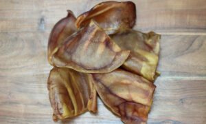Natural dog treat: Crunchy pig ear, a satisfying and flavourful chew for your furry companion's enjoyment and dental health.